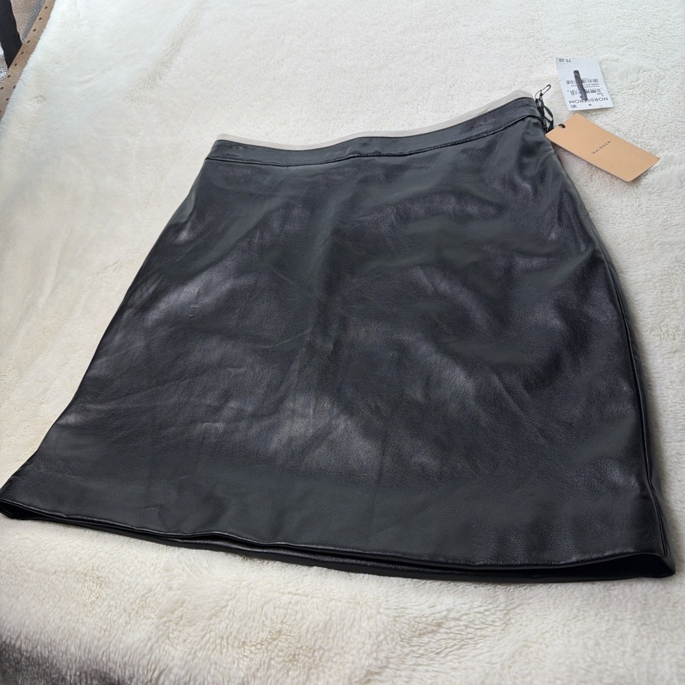HALOGEN Soft Faux Leather Lined Mini Skirt Black  Sz 4